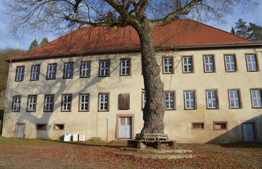 Das Gutshaus in Breitungen stand nahezu 30 Jahre leer. 1986 war es durch einen Brand zerstört worden. Erste Baumaßnahmen erfolgten nach der Wende. Nun soll dort die Seniorenwohnanlage „Gutshaus zur Linde“ entstehen.