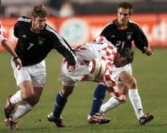 Fußball Länderspiel Kroatien gegen Deutschland am Mittwoch (18.02.2004) im Poljud Stadion in Split/Kroatien. Die Deutschen Torsten Frings (l) und Philipp Lahm kämpfen mit dem Kroaten Darijo Srna (M) um den Ball. (Foto: dpa)