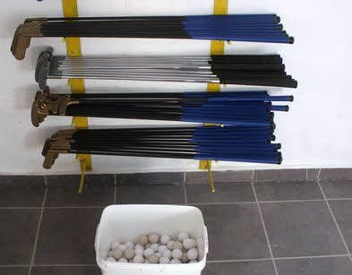 Alles klar: Das Zubehör auf der Minigolf-Anlage in Edersleben steht bereit und wartet auf Nutzer.