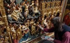An einem 1480 in einer Brüsseler Werkstatt für die Staßfurter Stadtkirche St. Johannis geschaffenen Altar arbeitet die freiberufliche Restauratorin Gabriele Georgi in Halle (Saale). (Foto: dpa)