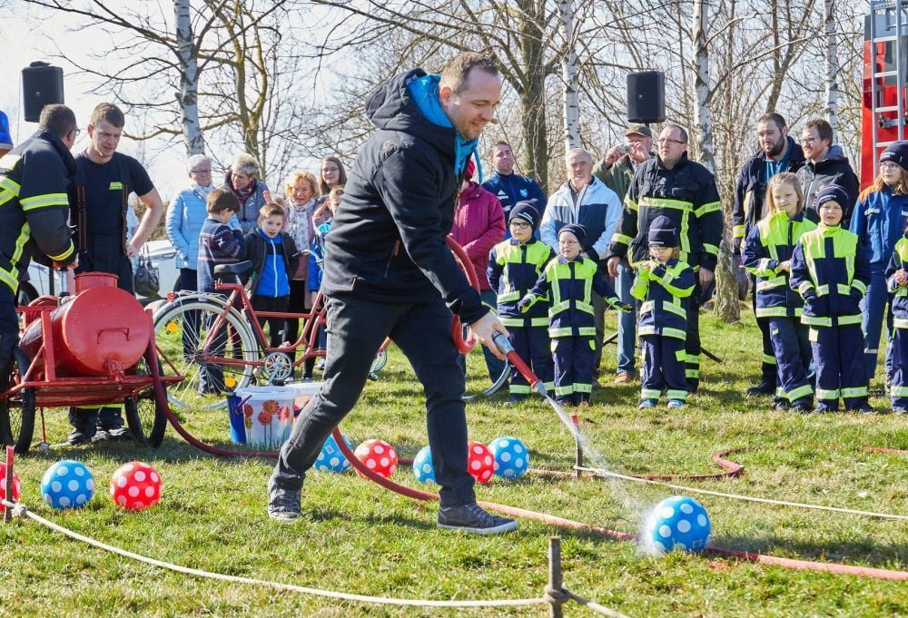 MDR-Moderator Mario D. Richardt entging in Baalberge einer Bestrafung, weil er zehn Bälle in den Reifen trieb - die Mindestvorgabe.
