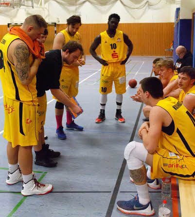 Tigers-Trainer Christian Schäfer (mit Taktikboard) wechselte sich am Ende sogar selbst ein.