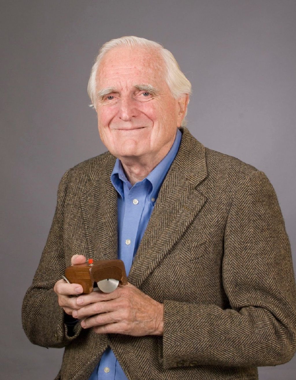 Douglas Engelbart, der Erfinder der Computermaus, posiert mit der ersten Version einer Maus von 1968, die Bewegungen des Zeigers auf dem Bildschirm erlaubte.
