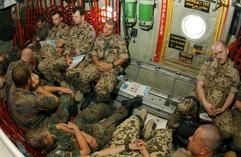 Bundswehrsoldaten sitzen in einer niederländischen Militärmaschine vom Typ "Herkules" auf ihrem Flug von Termes in Usbekistan ins afghanische Kabul. Am 11. August 2003 wird der Rückzug der im Hindukusch stationierten deutschen Soldaten beginnen. Nach einem halben Jahr wird das deutsch- niederländische Kommando über die internationale Afghanistan- Schutztruppe (ISAF) der NATO übergeben. Die Bundeswehr wird dann mit rund 800 Soldaten etwa ein Drittel ihrer Truppe vom Hindukusch abziehen und ihr Kontingent auf 1500 Soldaten reduzieren. Zum Kommandowechsel wird Verteidigungsminister Peter Struck am 11. August nach Kabul fliegen. (Foto: dpa)