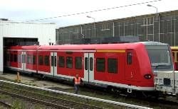 Ein Nahverkehrs-Zug, Baureihe ET425, verlässt das