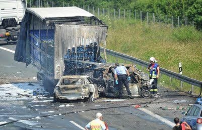 Blick auf die Unfallstelle auf der Autobahn 9 Richtung Berlin kurz vor der Abfahrt Dessau-Ost: Mindestens zwei Autos sind dabei ausgebrannt.