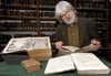 Der Bibliothekar Karsten Eisenmenger blättert in der Marienbibliothek in Halle (Saale) in historischen Gesangsbüchern. In der Bibliothek lagern rund 8 000 Gesangsbücher aus mehreren Jahrhunderten. (FOTO: DPA)
