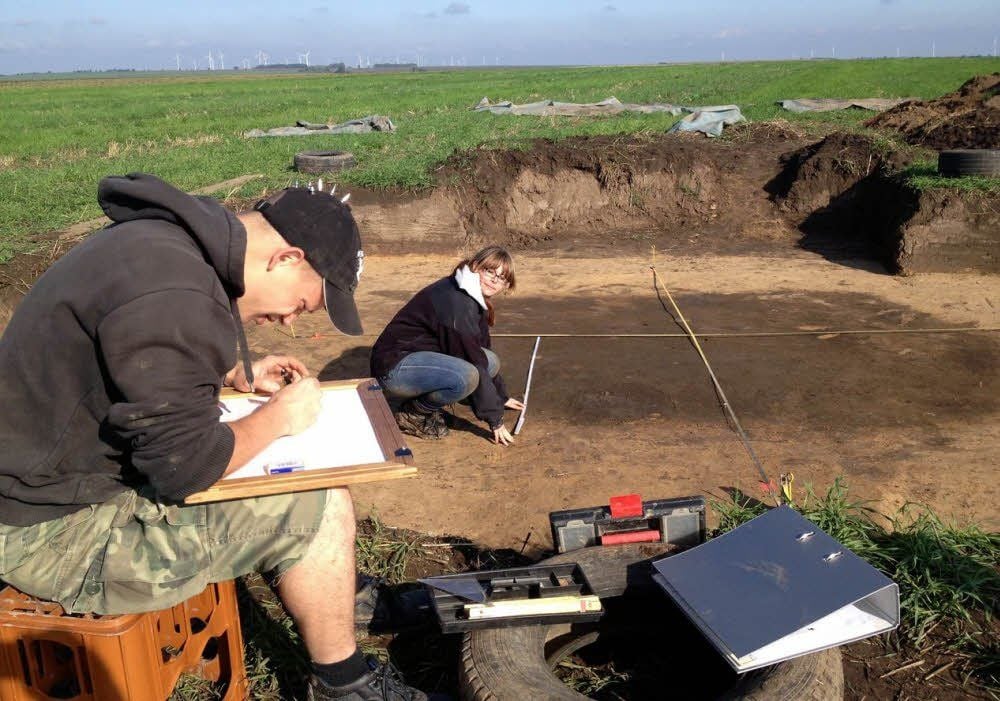 Die halleschen Archäologie-Studenten Simon Meier und Desere Friese beim Vermessen der zweiten bei Belleben entdeckten Kreisgrabenanlage.