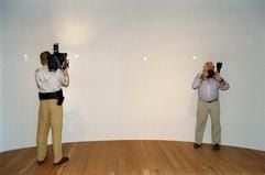 Das Archivbild vom 29.07.1994 zeigt einen Kameramann und einen Fotografen, die eine leere Wand aufnehmen, an der zwei Gemälde von William Turner hingen. (Foto: dpa)