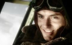 Sky Captain (gespielt von Jude Law) sitzt in seinem Bomber-Flugzeug (Szenenfoto). Rund um den Erdball verschwinden die berühmtesten Wissenschaftler spurlos. Einzig die Reporterin Perkins sieht Zusammenhänge. Flieger-As «Sky Captain» vertraut ihr, gemeinsame Ermittlungen führen zu den entlegensten Winkel der Erde. Die Fäden laufen bei «Dr. Totenkopf» zusammen. (Foto: dpa)