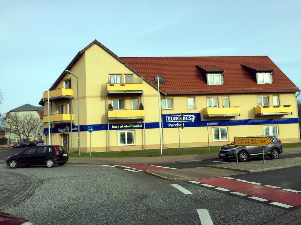 Der Wandel des Geschäfts am Jessener Kreisverkehr ist auch von außen sichtbar, auch wenn noch die alte Werbung zu sehen ist: Dort, wo bislang weitere große Werbeflächen prangten, lassen künftig Fenster Licht ins Innere der künftigen SoNa-Niederlassung.