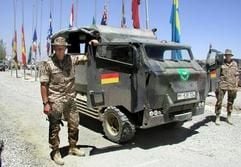 Deutsche ISAF-Soldaten mit ihrem gepanzerten „Mungo“-Transporter. (Foto: dpa)
