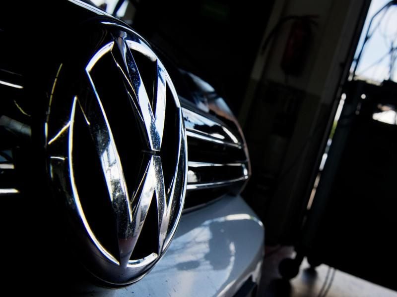 Entschädigung möglich: Volkswagen hat sich mit Verbraucherschützern auf einen Vergleich geeinigt. Für unterschiedliche Modelle bietet VW dabei verschiedene Summen. Foto: Julian Stratenschulte/dpa/dpa-tmn