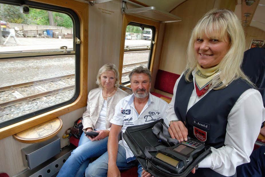 Zugbegleiterin Susanne Arnold verkauft mit dem neuen mobilen Terminal im Zug Fahrscheine.