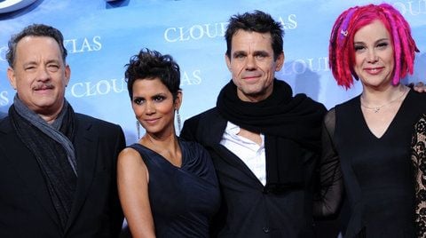 Die Schauspieler Tom Hanks, Halle Berry, Regisseur Tom Tykwer und die Regisseurin Lana Wachowski (v.l.) stehen auf dem roten Teppich in Berlin. (FOTO: DPA)