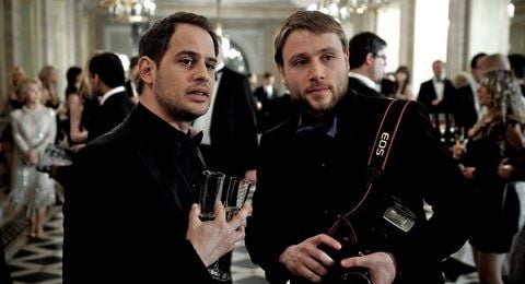 Dima (Max Riemelt, r) erklärt Paul Jensen (Moritz Bleibtreu) in einer Szene aus «Die vierte Macht» die Moskauer High Society (undatierte Filmszene). (FOTO: DPA)