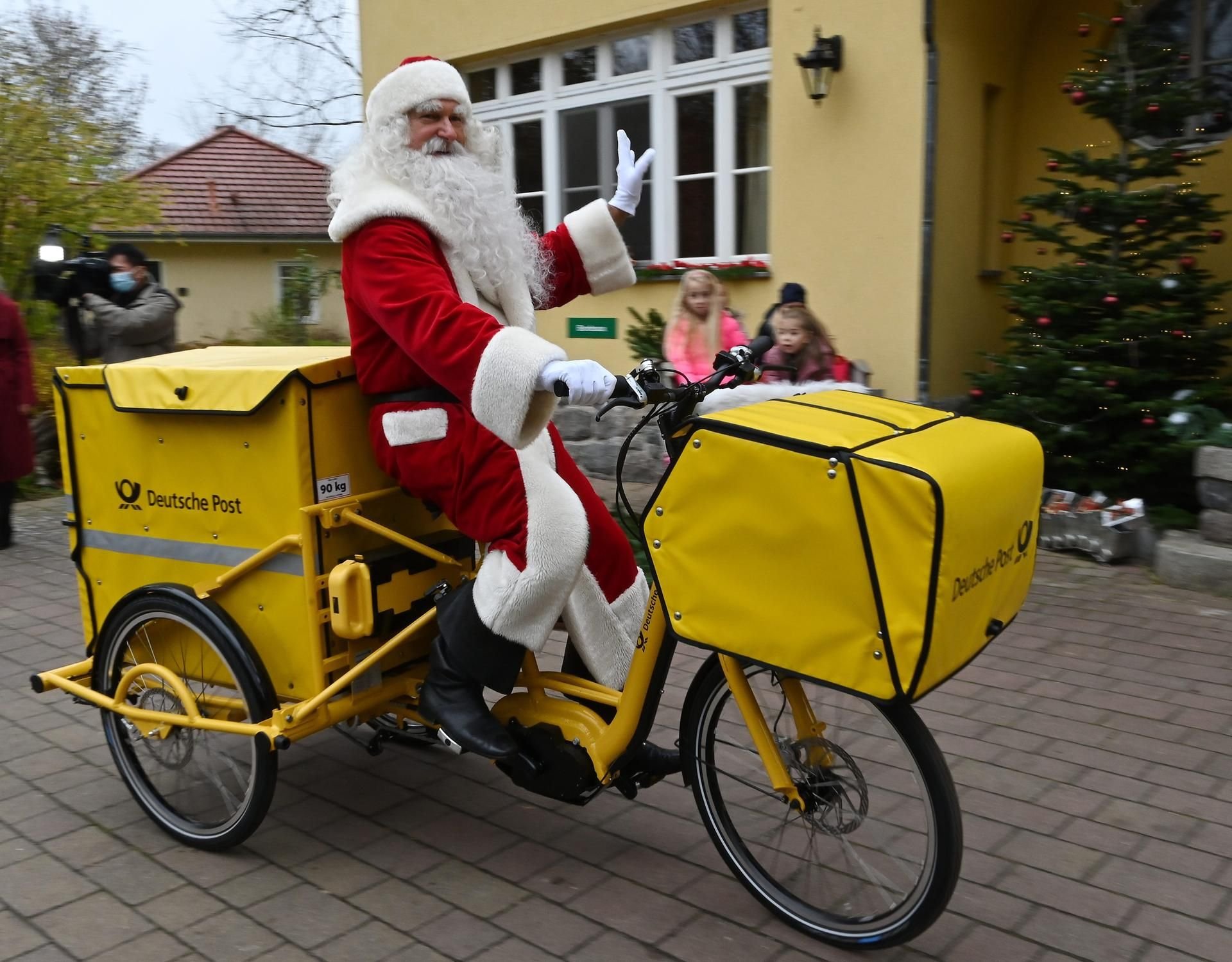 Mit einem Elektrofahrrad der Deutschen Post trifft der Weihnachtsmann in Himmelpfort ein.