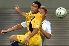 Benefiz-Fußballspiel der Weltmeister Deutschland (1990) und Brasilien (1994) am Montag (06.09.2004) im Leipziger Zentralstadion. Kopfballduell zwischen dem Brasilianer Jorginho (l) und dem Deutschen Rainer Ernst. (Foto: dpa)