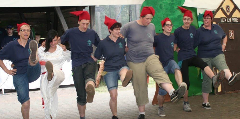 Schneewittchen und ihre sieben Zwerge, hier mit einer Balletteinlage, bildeten gestern das Schlussbild des märchenhaften Nachmittagsprogramms in der Holzdorfer Heideschule.