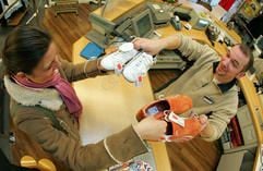 Eine Kundin tauscht ein Paar Turnschuhe um - bei einem Umtausch nach Silvester würden die Kunde nicht draufzahlen müssen, versichern viele Händler. (Foto: dpa)