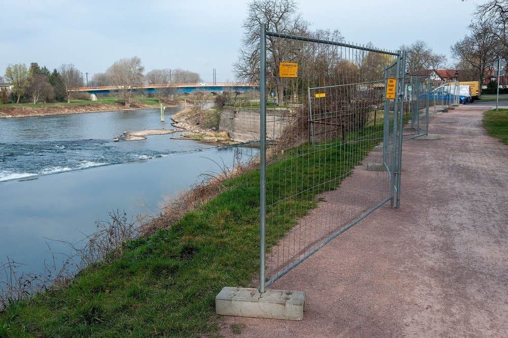 Das Baugelände an der Saale ist bereits eingezäunt.