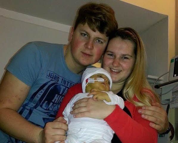 Der kleine Emil, hier mit seinen Eltern, wartet auf eine Operation.