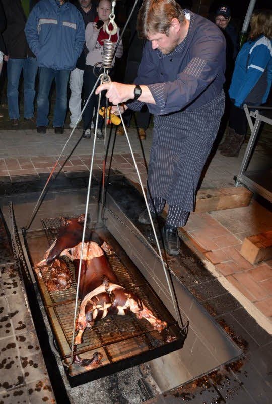 Mit einer Winde wird das etwa 30 Kilogramm schwere Räucherschwein nach oben gezogen.
