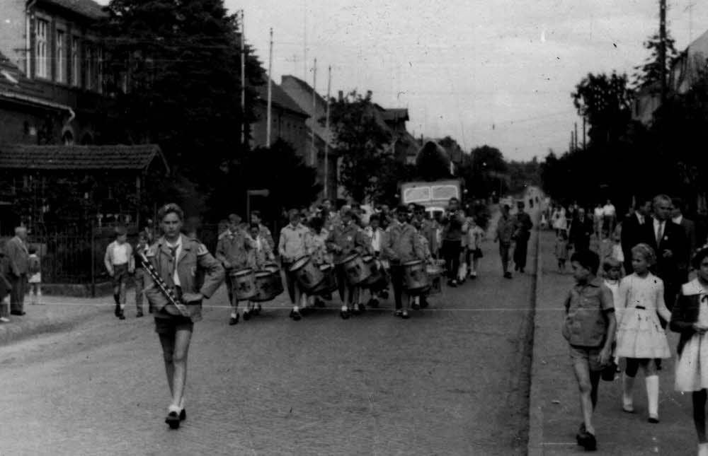 Der Fanfarenzug aus Leipzig mit Reinhard Hanke an der Spitze zieht 1963 musizierend durch Jessen.