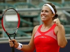 Mit der geballten Faust jubelt die us-amerikanische Tennisspielerin Jennifer Capriati auf dem Center Court in Berlin, nachdem sie ihre Gegnerin Anastasia Myskina 6:3, 6:2 geschlagen hat. (Foto: dpa)