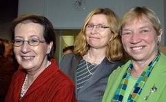 Justizministerin Anne Lütkes (Grüne, M), Anke Spoorendonk (SSW, r) und die schleswig-holsteinische Ministerpräsidentin Heide Simonis (SPD) blicken am Freitag (11.03.2005) im Landeshaus in Kiel in Richtung der Fotografen. Drei Wochen nach der Landtagswahl in Schleswig-Holstein wollen SPD, Grüne und Südschleswigscher Wählerverband (SSW) ihre Gespräche über die Regierungsbildung abschließen. (Foto: dpa)