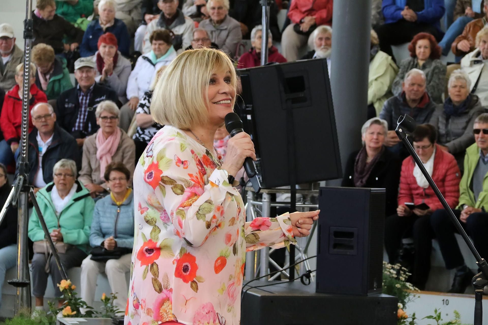 Mary Roos in der Rosenarena Sangerhausen. Die Sängerin eroberte die Herzen im Sturm.