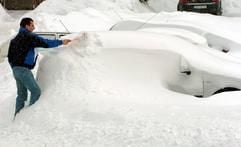 Ein eingeschneiter Personenwagen wird von einem Mann am Freitag (18.02.2005) in Braunlage im Oberharz von der "weißen Pracht" befreit. Anhaltende Schneefälle der vergangenen Tage hatten für rund 50 Zentimeter Neuschnee gesorgt. Nach Aussagen der Meteorologen soll das winterliche Wetter in dem norddeutschen Mittelgebirge erhalten bleiben. (Foto: dpa)