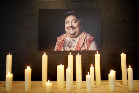 Ein Porträt, das den verstorbenen Schauspieler Dirk Bach zeigt, ist im Bestattungshaus Christoph Kuckelkorn in Köln (Nordrhein-Westfalen) zu sehen. (FOTO: DPA)