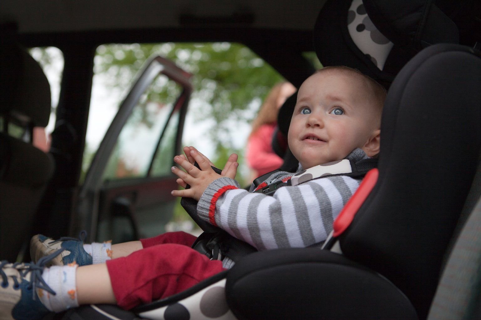 Ein Kindersitz ist immer sicher – dieser Irrglaube kann für Kinder schnell gefährlich werden. Bereits ein zu kleiner Sitz hat bei Unfällen manchmal schwere Verletzungen zur Folge.