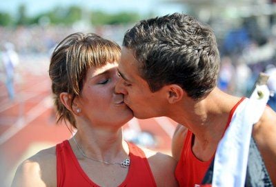 Deutsche Leichtathletik-Meisterschaften im Donaustadion in Ulm, Samstag: Der Weitspringer Sebastian Bayer und die Hürdenläuferin Carolin Nyta küssen sich. Beide hatten im Abstand von wenigen Minuten die WM-Norm erfüllt. (FOTO: DPA)