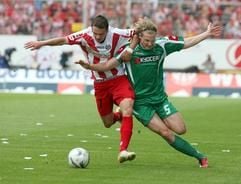 Fußball 1. Bundesliga (33. Spieltag): FSV Mainz 05 -Borussia Mönchengladbach: Der Mainzer Markus Feulner (l) im Zweikampf mit dem Gladbacher Marcell Jansen. (Foto: dpa)