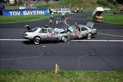 Unter Experten ist umstritten, wie lange die lebensrettenden Airbags in alten Autos im Notfall noch sicher auslösen. Hersteller garantieren derzeit für die Luftsäcke eine Haltbarkeit von rund 15 Jahren. (Foto: dpa)
