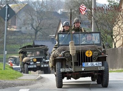 Mit einer dreitägigen Gedenkfahrt durch das sächsische Vogtland mit dem dem Titel «Liberty Convoy», wird an die letzten Kriegstage im Vogtland erinnert. (FOTO: DPA)