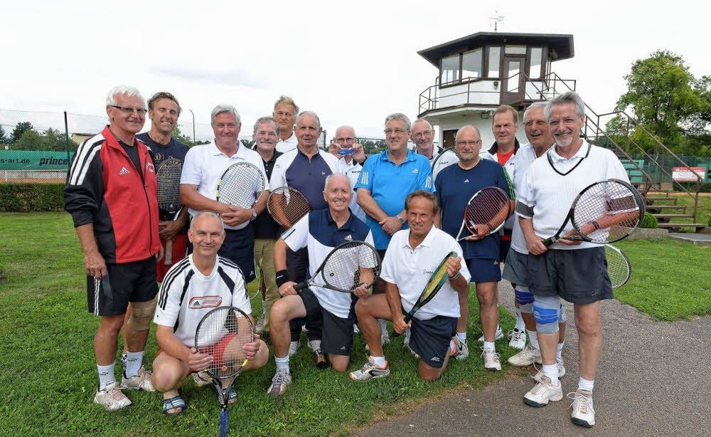 Am Wochenende waren Tennisspieler der Freitagsgruppe des SV Brake um Herold Blohm (hinten mit Kamera) und Vereinsvize Karl-Heinz Röben Gäste in Dessau beim TC Rot-Weiß.