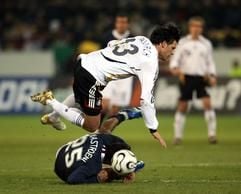 Fußball-Länderspiel, Deutschland - USA am Mittwoch (22.03.2006) im Signal Iduna Park in Dortmund: Der deutsche Michael Ballack fällt über den Amerikaner Pablo Mastroeni. (Foto: dpa)