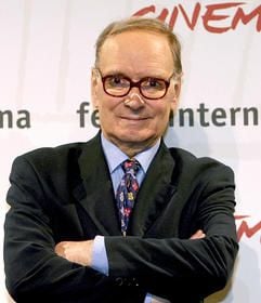 ARCHIV - Der italienische Filmkomponist Ennio Morricone bekommt den Oscar für sein Lebenswerk. (Foto: dpa)