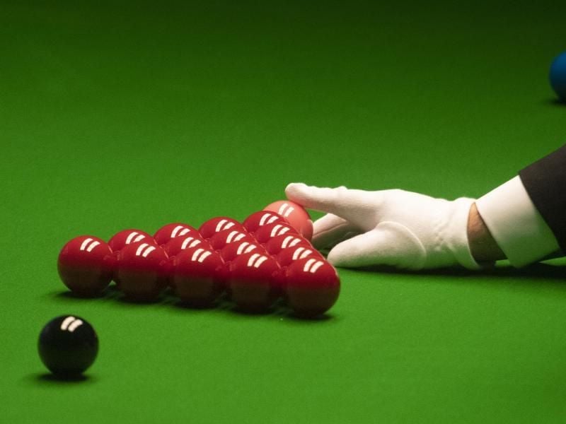 Auch die Snooker-WM wird verschoben: Ein Schiedsrichter legt die Kugeln zurecht. Foto: Dave Howarth/PA Wire/dpa