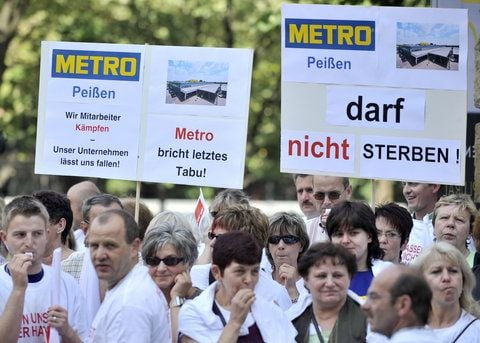 Beschäftigte des Großhandelsunternehmens Metro protestieren am Dienstag in Berlin gegen die geplante Schließung von Metro-Märkten. (FOTO: DDP)