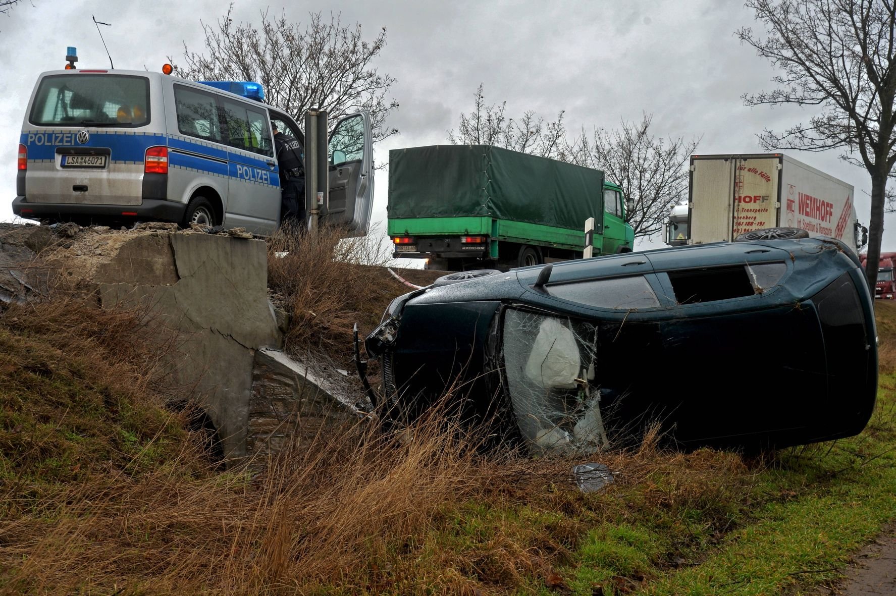 Der Skoda war auf einen zu einem Durchlass unter der Straße gehörenden Steinpfeiler geprallt und hatte anschließend Feuer gefangen, das der Lkw-Fahrer löschte.