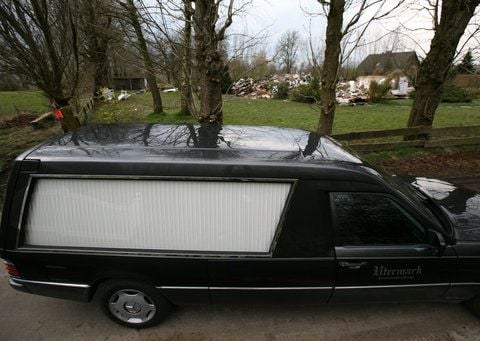 Ein Leichenwagen steht an einer Straße. (SYMBOLFOTO: DPA)