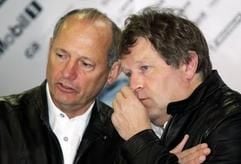 McLaren-Teamchef Ron Dennis (l) und Norbert Haug stecken ihre Köpfe zusammen. (Foto: dpa, Archiv)