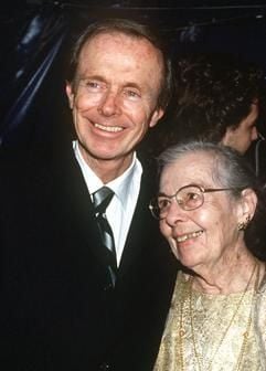 US-Schriftsteller Hubert Selby im Oktober 1989 mit seiner Mutter Adeline bei der deutschen Premiere des Films "Letzte Ausfahrt Brooklyn", der nach dem gleichnamigen Roman von Selby entstand. (Archivfoto: dpa) (Foto: MZ)