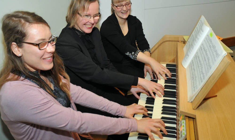 Ein Orgelwerk für sechs Hände gibt es noch nicht. Vielleicht wird es an der Gloria komponiert? Am Mittwochabend gaben die Organistinnen Julia Jira, Kirchenmusikdirektorin Martina Pohl und Sophie Probst das Einweihungskonzert für die Orgel im Ludowinger-Saal.