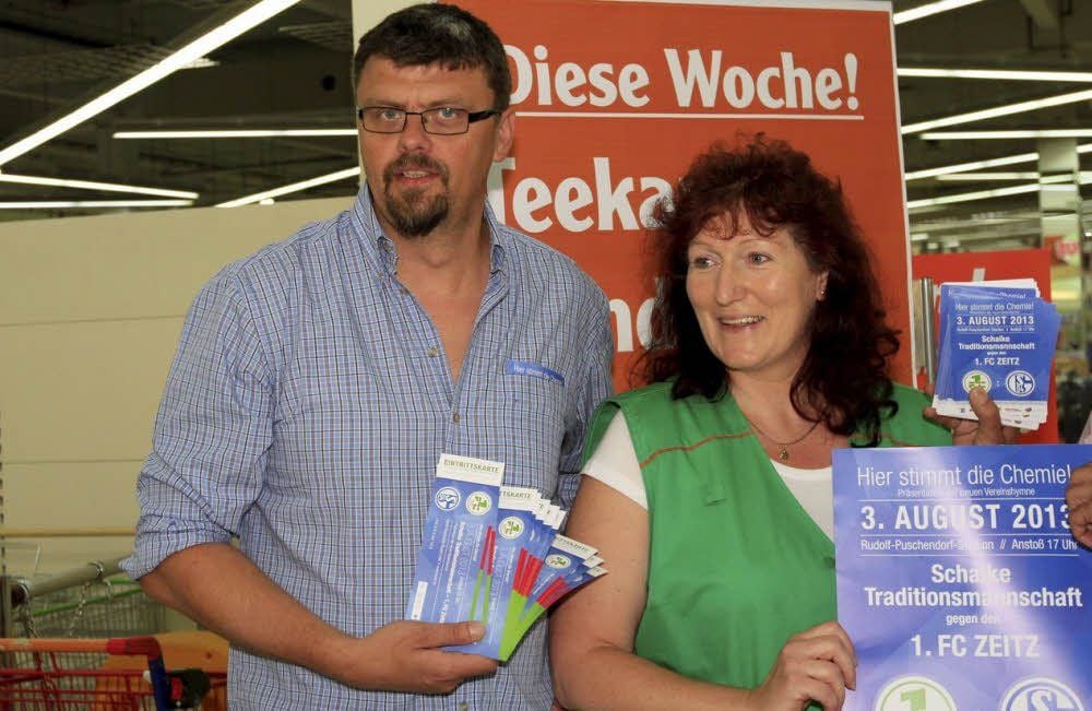 Hajo Bartlau, 1. FC Zeitz, übergibt Silvia Wolff vom Einkaufsmarkt Globus Vorverkaufskarten für das Schalke-Spiel.