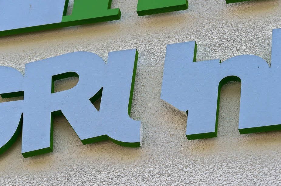 Unbekannte haben über Ostern vor der Otto-Lilienthal-Grundschule in Merseburg randaliert und dabei auch das Gebäude beschädigt. Der Schriftzug zerbrach, auch eine Scheibe splitterte. Eine Straßenlaterne ging ebenso zu Bruch wie mehrere Nistkästen.